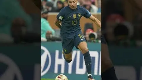 詹姆斯父子携手亮相，共写篮球史新篇章